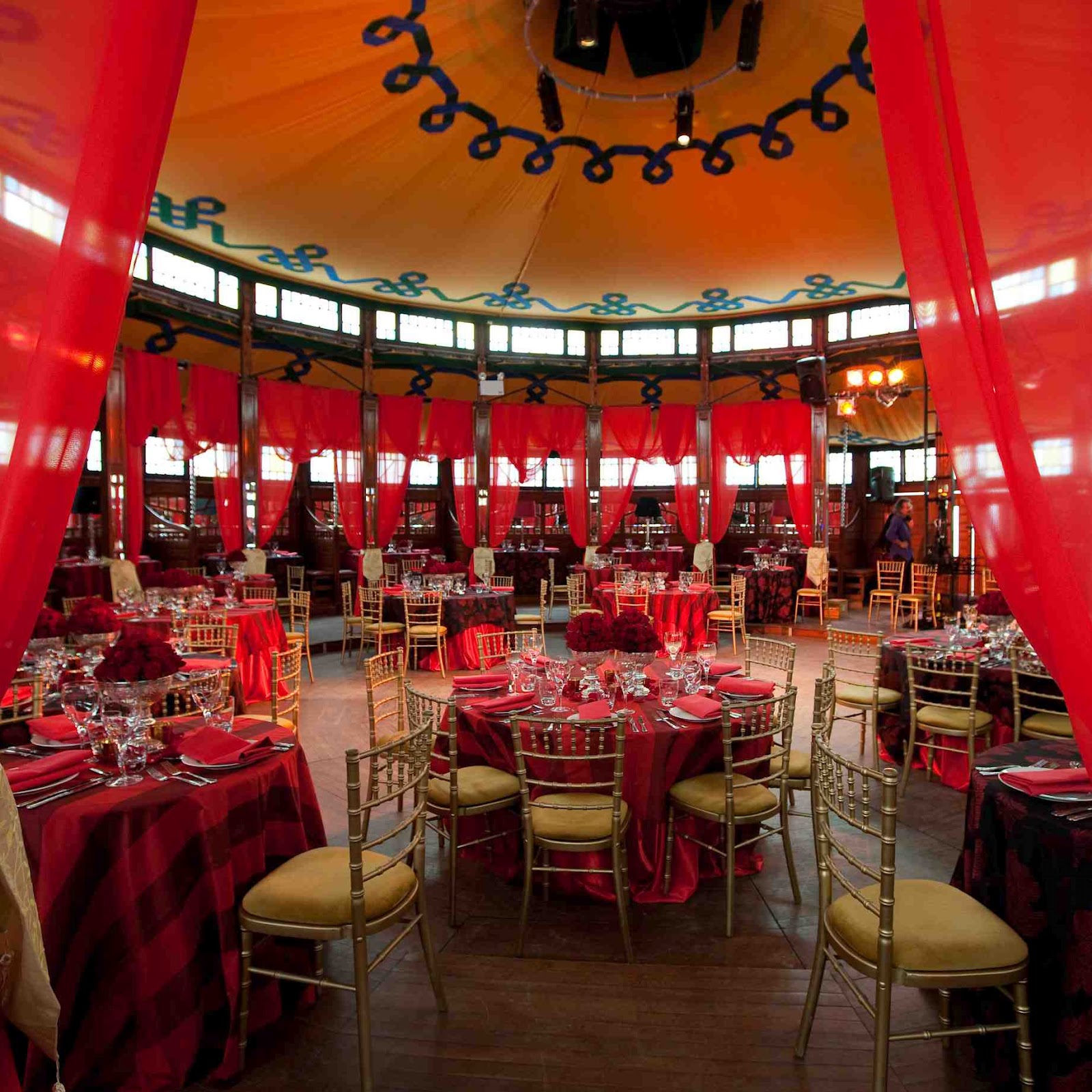 Long lunch. Spiegeltent. Manager Cabare.